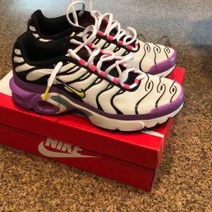 Nike Women’s 8.5 Air Max Plus Black & Purple Shoe
